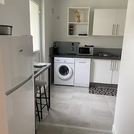 2 Bedroom Garden Apartment *