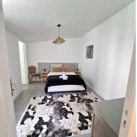 Apartment 2 Bedroom Garden *
