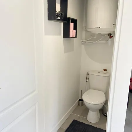 2 Bedroom Garden Apartment *