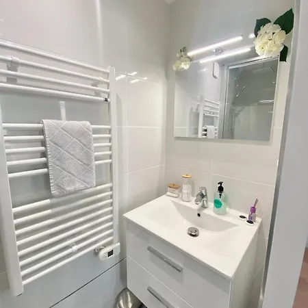 2 Bedroom Garden Apartment *